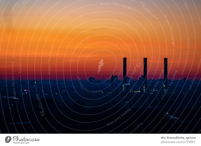 Sonnenaufgang über Berlin I Gegenlicht schwarz gold Sonnenuntergang rot gelb Außenaufnahme Dämmerung Sonnenlicht Menschenleer Abend Landschaft Sonnenstrahlen