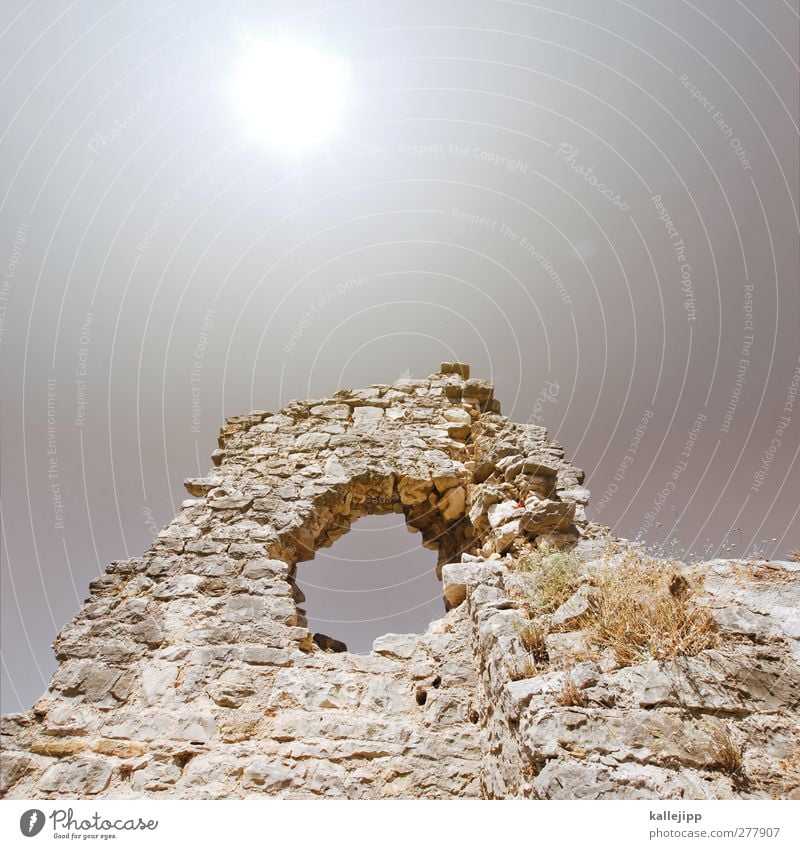 solin Stadt Menschenleer Haus alt Ausgrabungen Römerzeit Epoche Rom Antike Autofenster rund Loch Kroatien Stein Mauer Farbfoto Gedeckte Farben Außenaufnahme