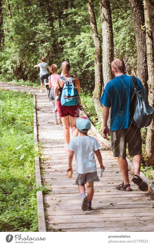 Familie, die einen Weg im Wald geht Lifestyle Ferien & Urlaub & Reisen Ausflug Sommer Kind Junge Frau Erwachsene Mann Eltern Mutter Vater