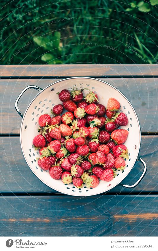 Schüssel mit frischen Erdbeeren besprüht Regentropfen auf Holztisch Frucht Vegetarische Ernährung Schalen & Schüsseln Sommer Tisch Natur lecker natürlich saftig