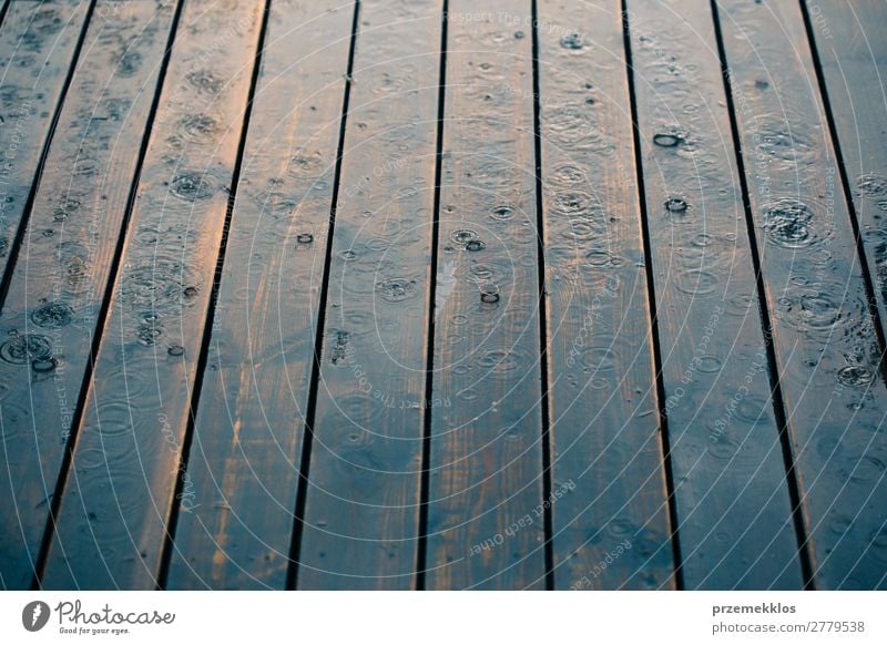 Holzbohlen bei perspektivischem Regen. Sommer Wetter Linie Tropfen nass Perspektive Hintergrund Holzplatte Schiffsplanken Veranda Regentropfen Jahreszeiten