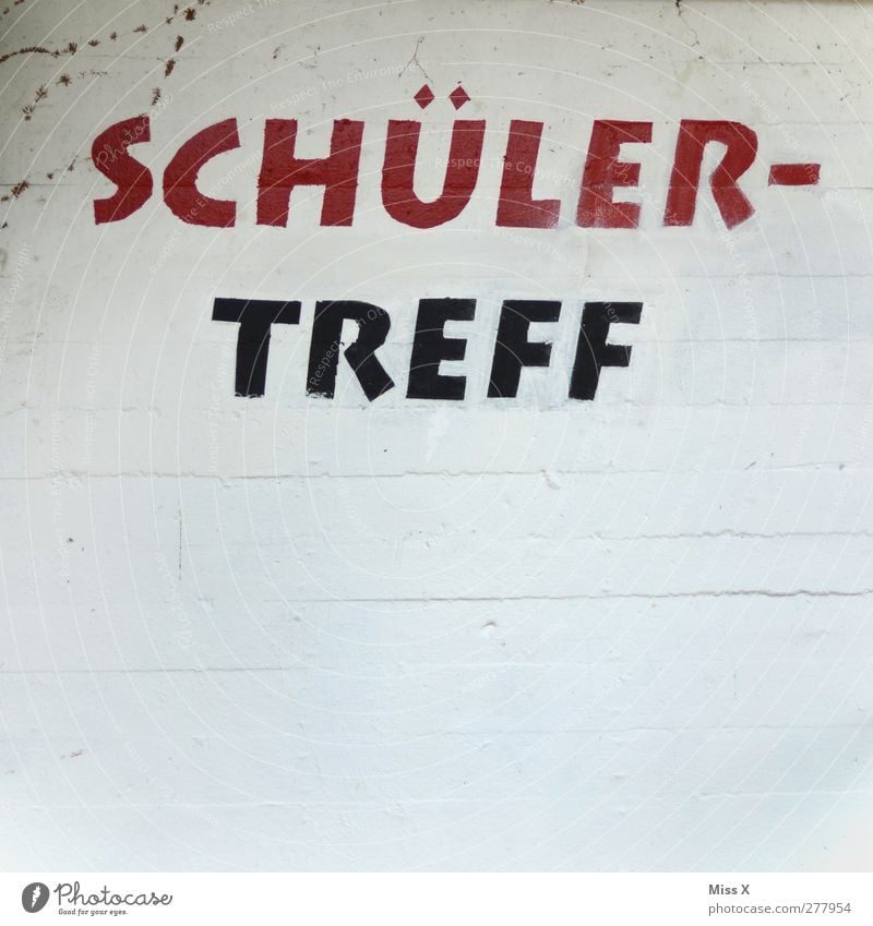 und wer bringt den Schnaps mit... Mauer Wand Schriftzeichen Stadt Schule Schüler Verabredung Jugendliche Jugendclub Club Treffpunkt Nachhilfeunterricht Farbfoto