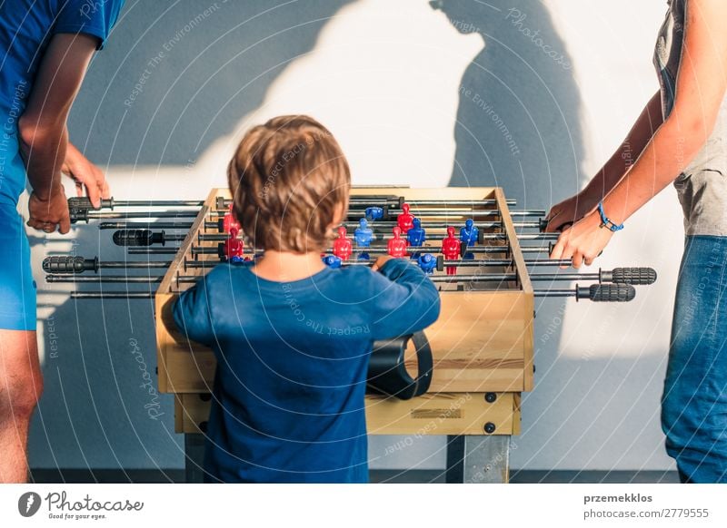 Junge Teenager Junge spielt mit einem anderen Spieler Tischfußball. Lifestyle Freude Erholung Freizeit & Hobby Spielen Sommer Sport Fußball Mann Erwachsene