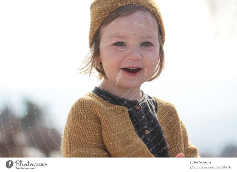 Mädchen Strickjacke Lächeln Fröhlich feminin Kleinkind 1 Mensch 1-3 Jahre Sonne Frühling Winter Schönes Wetter Jacke Bluse Stirnband brünett blond kurzhaarig