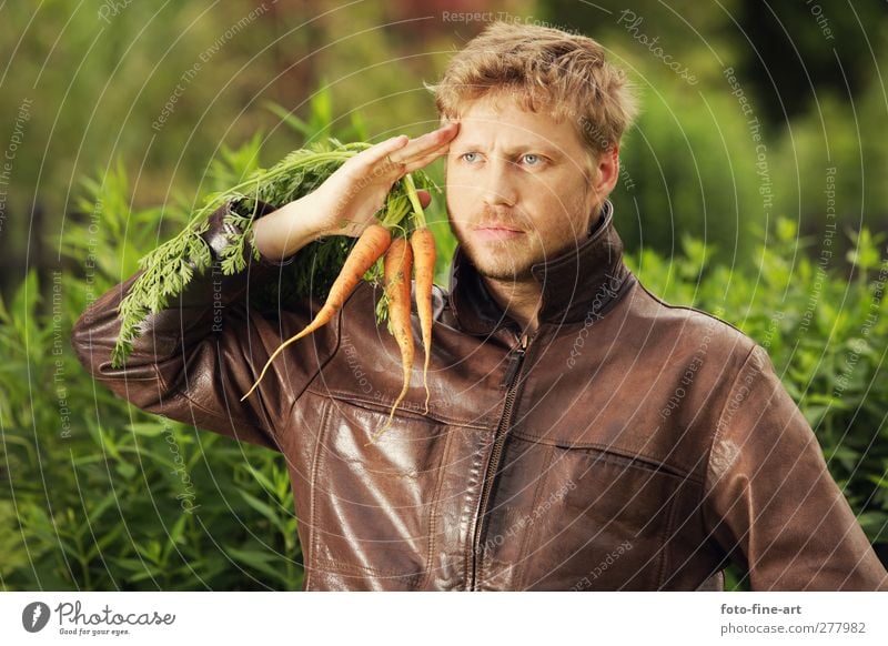 Erntezeit Mensch maskulin Junger Mann Jugendliche Erwachsene 1 18-30 Jahre 30-45 Jahre blond stehen verrückt Ehre Tapferkeit loyal Farbfoto Außenaufnahme Tag