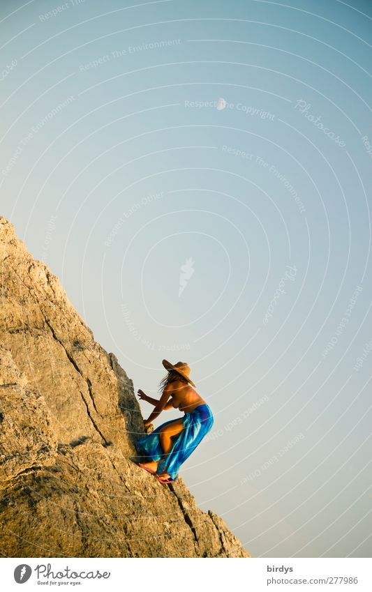 leicht bekleidete Frau mit Strohhut und Tuch um die Lenden besteigt einen Felsen feminin Junge Frau Jugendliche Körper 1 Mensch Natur Wolkenloser Himmel Sommer