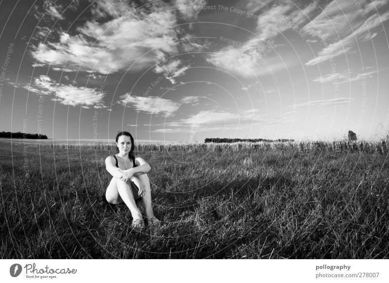 sitting, waiting, wishing Mensch feminin Junge Frau Jugendliche Erwachsene Leben 1 18-30 Jahre Natur Landschaft Pflanze Himmel Wolken Horizont Sommer