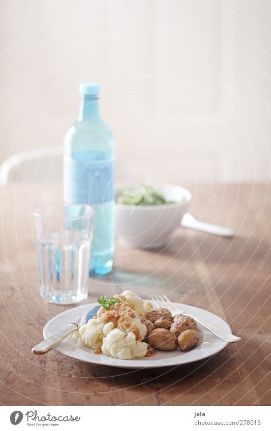 mittagessen Lebensmittel Gemüse Salat Salatbeilage Blumenkohl Kartoffeln Ernährung Mittagessen Bioprodukte Vegetarische Ernährung Getränk Erfrischungsgetränk