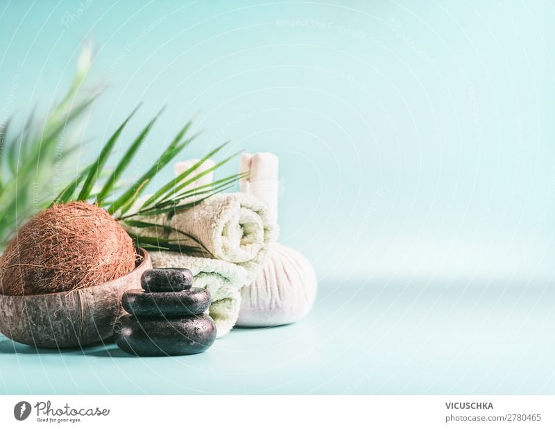 Modernes Spa Set mit Kokosnuss- und Palmblättern Lifestyle Design schön Körperpflege Kosmetik Gesundheit Wellness Wohlgefühl Erholung Massage Wohnzimmer Natur