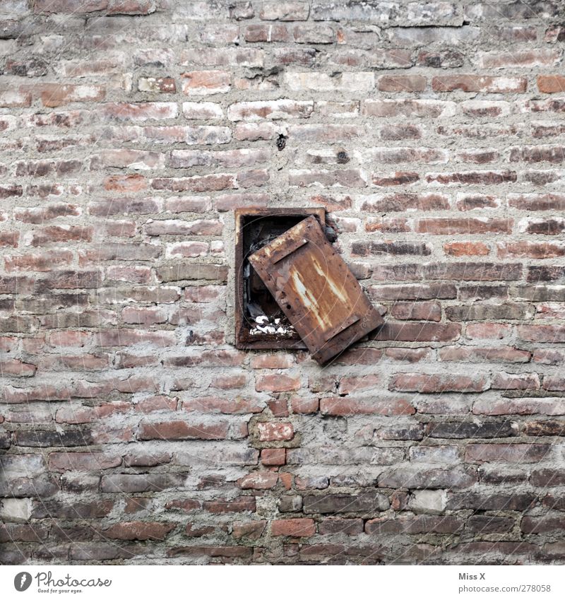 24/7 open Gebäude Mauer Wand Fenster Tür hängen alt kaputt Verfall Vergänglichkeit offen Fensterladen Rost Backsteinwand Stadtmauer Farbfoto Gedeckte Farben