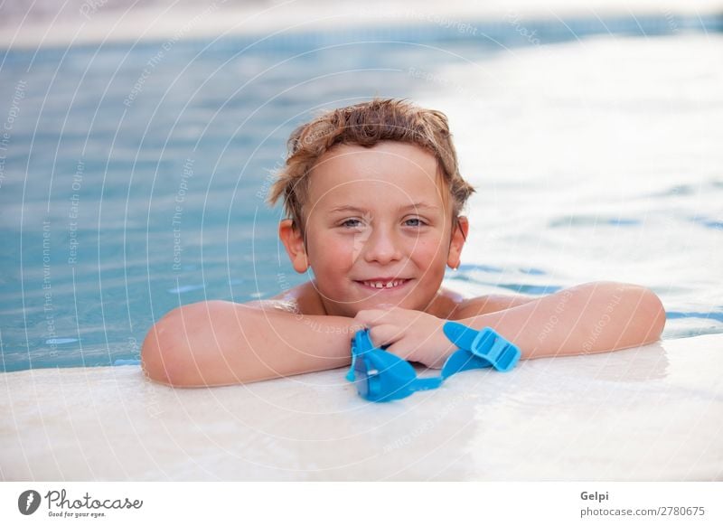 Lustiger blonder Junge im Pool. Lifestyle Freude Glück Erholung Schwimmbad Freizeit & Hobby Spielen Ferien & Urlaub & Reisen Sommer Sport Kind Mensch Mann