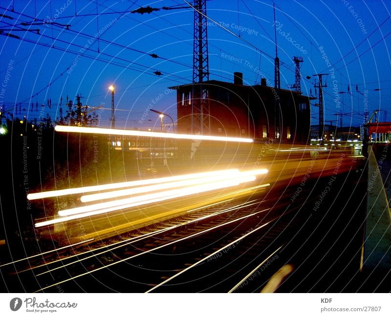 Zug Langzeitbelichtung Bremen Eisenbahn Licht gelb schwarz Haus Gleise Geschwindigkeit Oberleitung Abend KDF Bahnhof Hauptbahnhof blau Schatten DB Bewegung