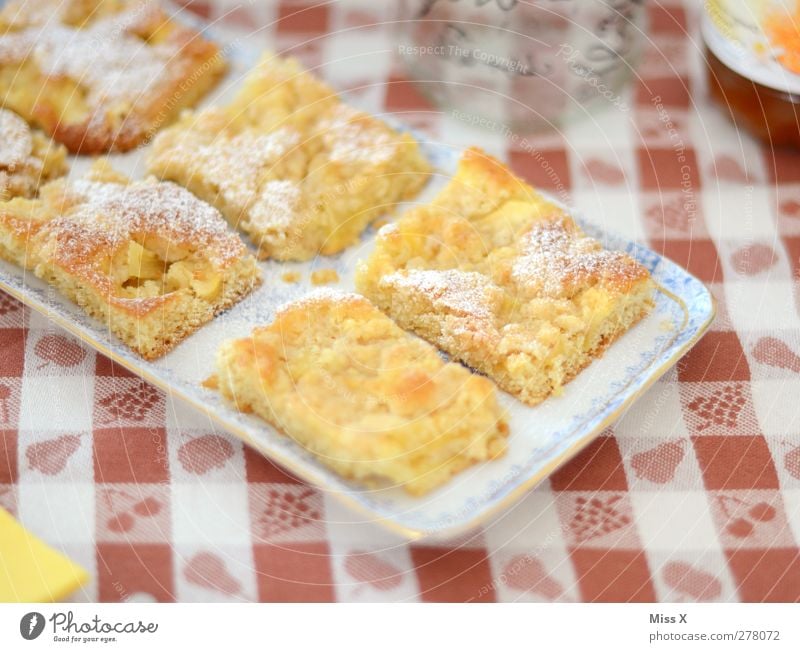 Apfelkuchen Lebensmittel Teigwaren Backwaren Kuchen Ernährung Kaffeetrinken Teller lecker süß Teile u. Stücke Obstkuchen Tisch Tischwäsche kariert Streusel