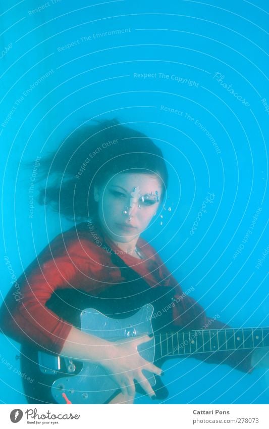 because sound travels faster in water! tauchen Schwimmen & Baden Gitarre spielen musizieren singen feminin Junge Frau Jugendliche 1 Mensch 18-30 Jahre