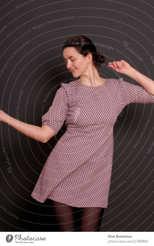 Freude am Tanzen elegant schön Freizeit & Hobby Nachtleben Party Feste & Feiern Mensch feminin Junge Frau Jugendliche Erwachsene 1 30-45 Jahre Mode Kleid