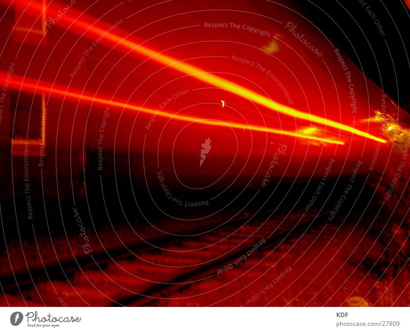 Zug........ Eisenbahn Bremen Licht Nacht rot gelb Langzeitbelichtung Streifen Haus Geschwindigkeit Farbe gefährlich Hauptbahnhof Bahnhof DB KDF Schinen Abend