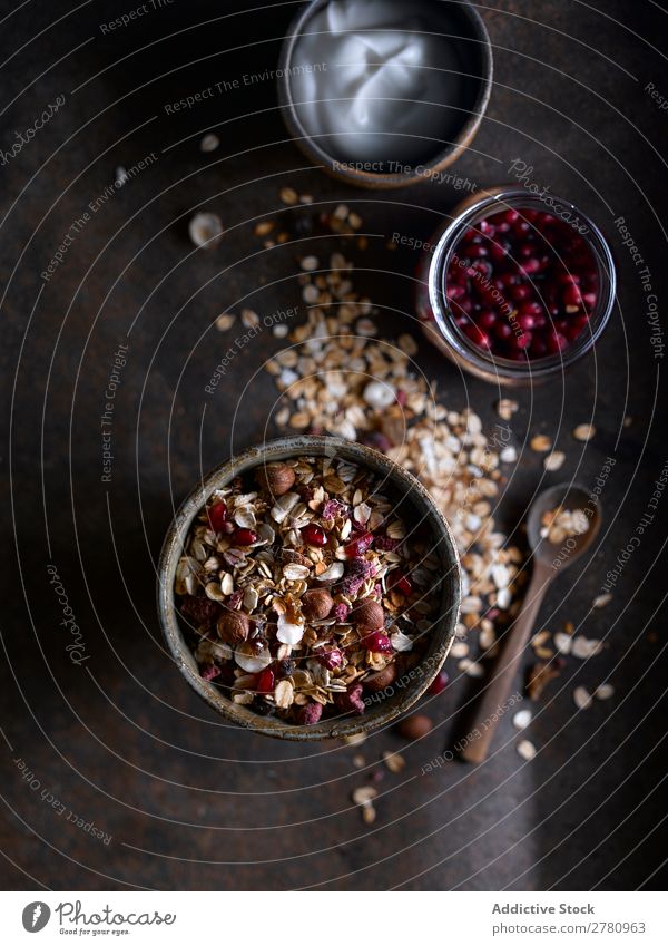 Rustikales Arrangement von Müsli zum Frühstück rustikal Granatapfel Creme serviert Gesundheit Hafer Dessert Lebensmittel Diät Snack frisch Ernährung natürlich