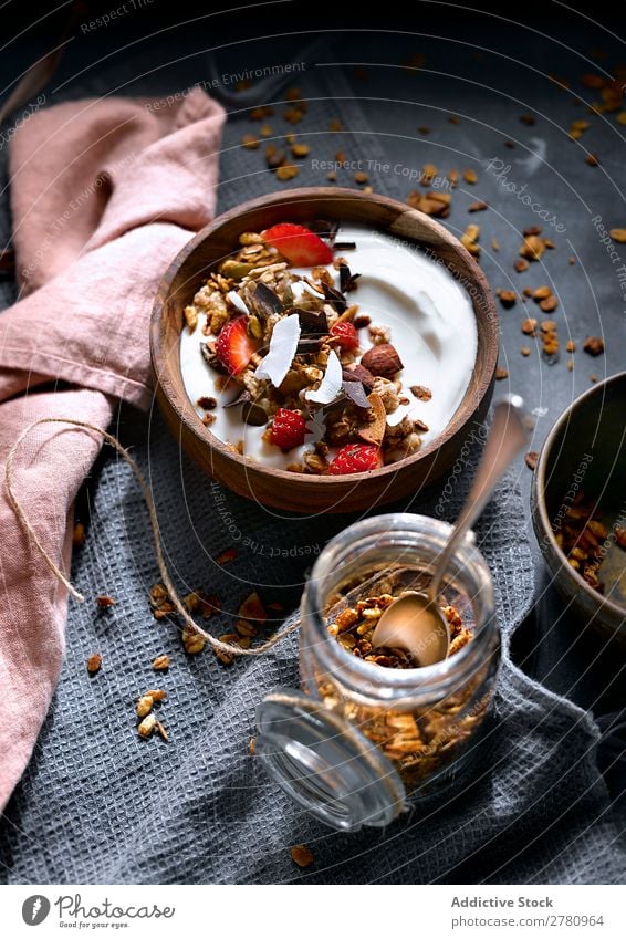 Köstliches Müsli mit Kokosnusscreme Creme Dessert Erdbeeren Gesundheit Lebensmittel süß Frühstück Ordnung Erfrischung geschmackvoll lecker roh Frucht Mahlzeit