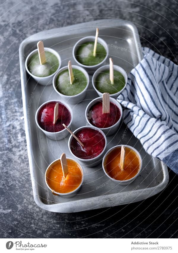 Verschiedene Eiswürfel auf dem Tablett Knalle Frucht Stieleis kalt Stock Lebensmittel gefroren Sommer Farbe hell gebastelt Verschiedenheit lecker süß Snack