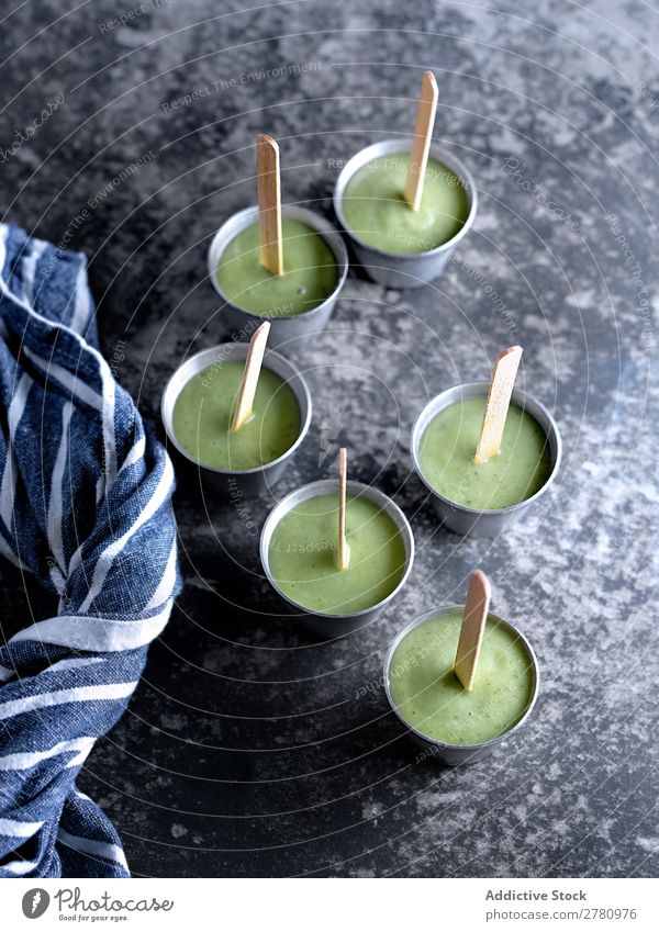 Verschiedene Eiswürfel auf dem Tablett Knalle Frucht Stieleis kalt Stock Lebensmittel gefroren Sommer Farbe hell gebastelt Verschiedenheit lecker süß Snack