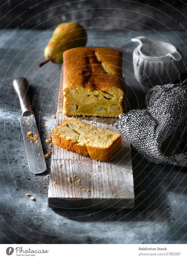 Schaufelblatt aus serviertem frisch gebackenem Birnenkuchen mit Tee auf rustikalem Tisch. Kuchen Teetrinken Kulisse Einstellungstabelle Essen Dessert