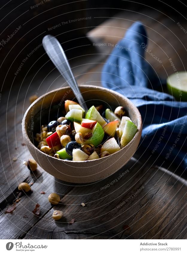 Haferflocken mit frischer Fruchtmischung Nuss serviert Gesundheit Morgen Apfel Energie Preiselbeeren Feinschmecker Haselnussblatt Ernährung geschmackvoll