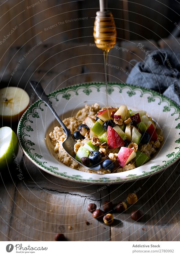 Haferflocken mit frischer Fruchtmischung Nuss serviert Gesundheit Morgen Apfel Energie Preiselbeeren Feinschmecker Haselnussblatt Ernährung geschmackvoll