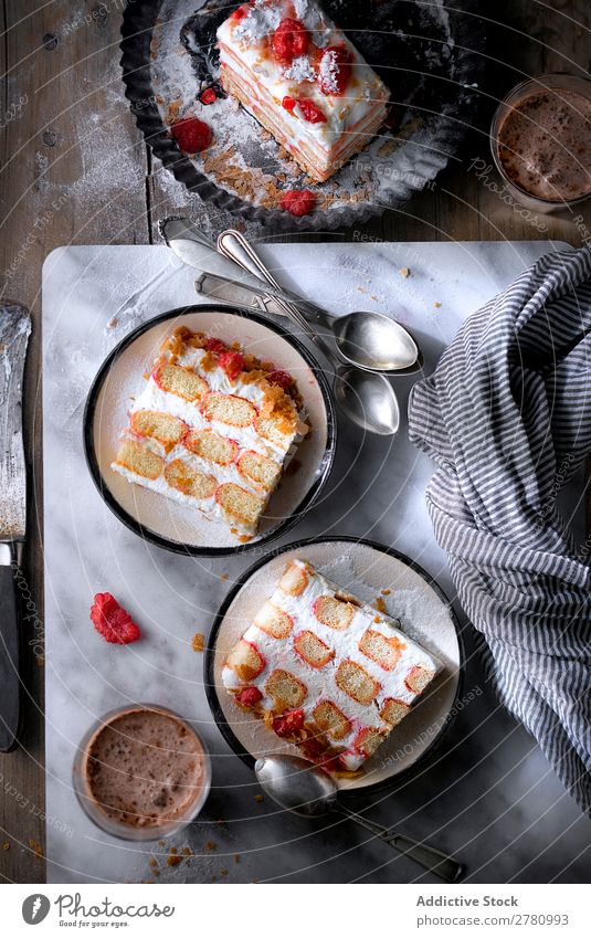 Scheiben von cremigem Himbeerkuchen Kuchen rustikal serviert Himbeeren Feinschmecker Einstellungstabelle Dessert süß Tradition Konfekt Lebensmittel Backwaren