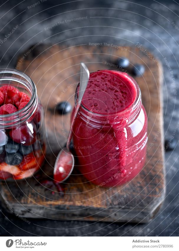 Smoothie mit roten Mischfrüchten Milchshake Frucht mischen Dessert trinken Beeren rustikal Zutaten reif Farbe lecker Lebensmittel Glas rosa gebastelt Becher