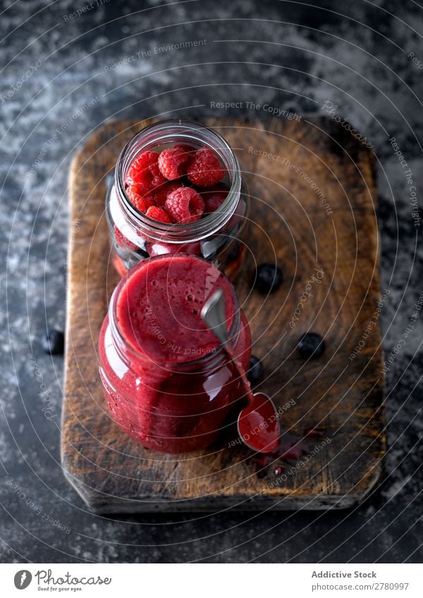 Smoothie mit roten Mischfrüchten Milchshake Frucht mischen Dessert trinken Beeren rustikal Zutaten reif Farbe lecker Lebensmittel Glas rosa gebastelt Becher