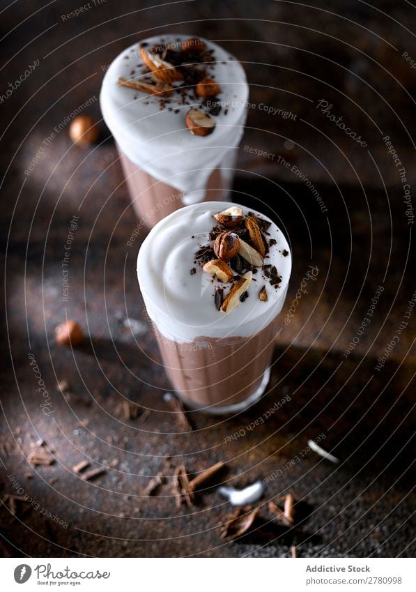 Süßer Schokoladen-Smoothie mit Eiscreme Milchshake süß kalt trinken Getränk Glas Ordnung frisch cremig lecker Molkerei geschmackvoll Zusammensetzung Snack