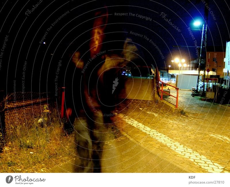 Verticken am Bahnhof Bremen Nacht Langzeitbelichtung Laterne Licht Rauschmittel Gleise gehen Lomografie Angst Panik Verkehrswege KDF Mensch Bewegung Schatten