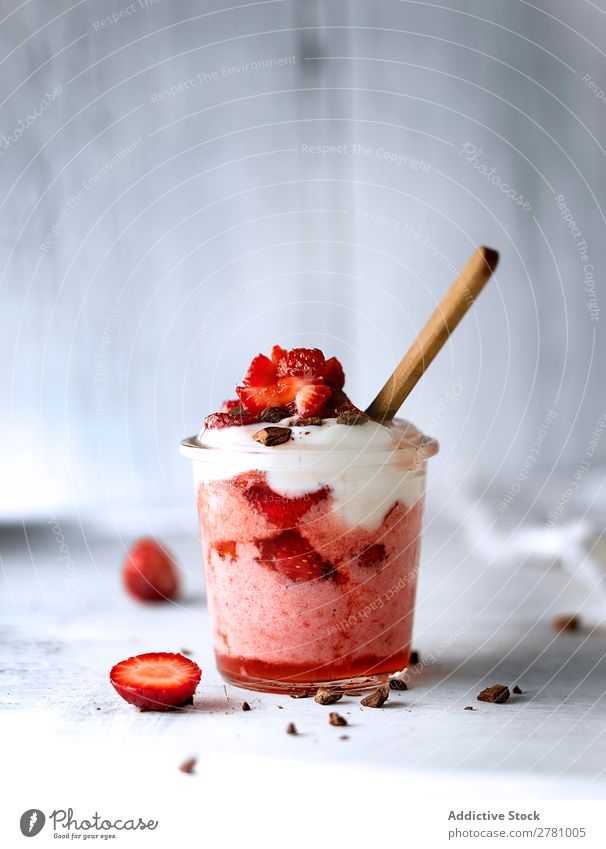 Serviertes Eis im Glas Eiscreme Erdbeeren Belag Creme Dessert Garnierung Molkerei frisch weiß Erfrischung rot rosa gebastelt cremig gefroren selbstgemacht Tasse