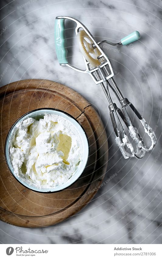 Von oben mit Schlagsahne in der Schüssel gepeitscht Creme Schalen & Schüsseln rustikal kochen & garen Essen zubereiten lecker Instrument Coolness Werkzeug