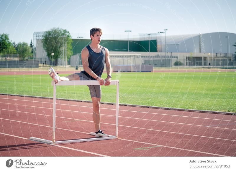 Mann beim Aufwärmen mit Planke strecken Stadion Sportler Körperhaltung beweglich Fitness üben Athlet Schiffsplanken stehen muskulös Gesundheitswesen Erwachsene