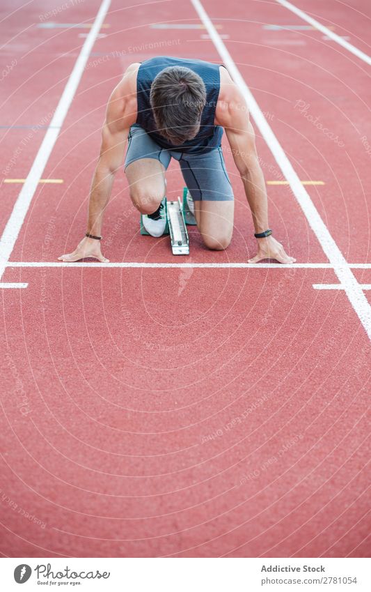 Anonymer Sportler am Kauerstart Läufer Rennbahn Sprinter Stadion Erfolg Biegen Fitness üben Athlet muskulös Erwachsene Sportbekleidung sportlich Jugendliche