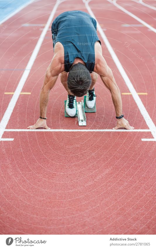 Anonymer Sportler am Kauerstart Läufer Rennbahn Sprinter Stadion Erfolg Biegen Fitness üben Athlet muskulös Erwachsene Sportbekleidung sportlich Jugendliche