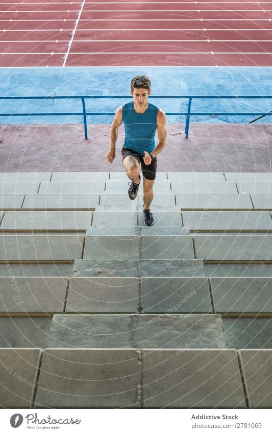 Sportler läuft im Stadion nach oben. Mann rennen Treppe Fitness üben Training sportlich Aktion muskulös Gesundheit Sprint Jugendliche Athlet professionell