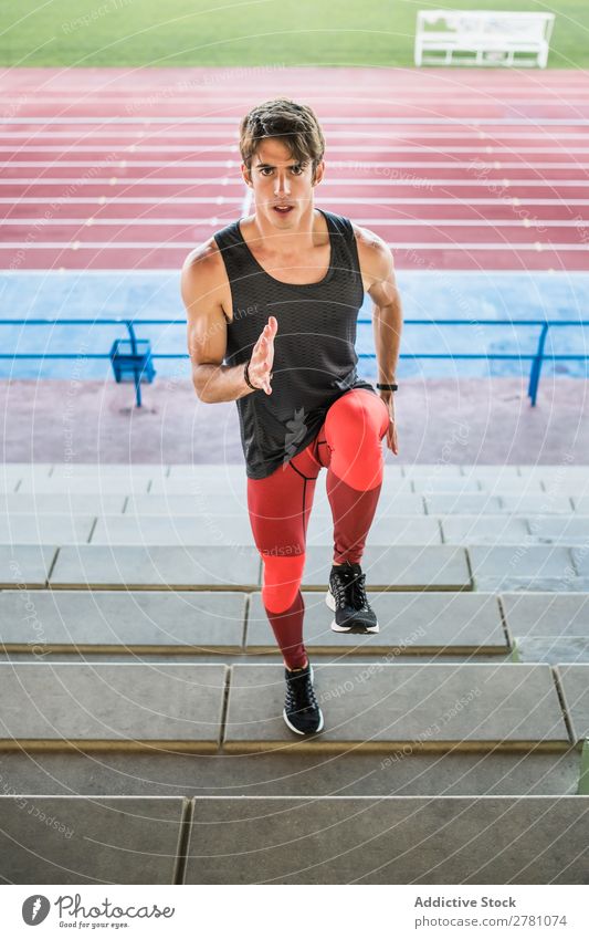 Sportler läuft im Stadion nach oben. Mann rennen Treppe Fitness üben Training sportlich Aktion muskulös Gesundheit Sprint Jugendliche Athlet professionell