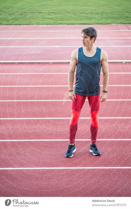 Sportler steht auf dem Stadion Mann Rennbahn Körperhaltung ruhen Fitness üben Athlet muskulös Erholung Erwachsene Sprinter Pause Sportbekleidung sportlich