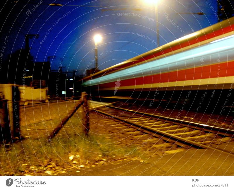 Bahnübergang Nacht Langzeitbelichtung Abend Gleise Eisenbahn Lampe Bremen hell Bewegung Bahnhof Farbe Geschwindigkeit Herbst Abenddämmerung DB KDF Licht