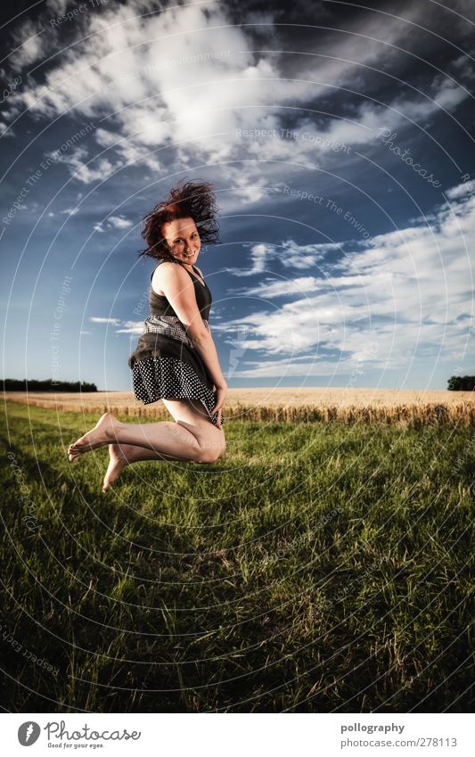 feel free (I) Mensch Junge Frau Jugendliche Leben 1 18-30 Jahre Erwachsene Natur Landschaft Himmel Wolken Horizont Sommer Wiese Gefühle Freude Glück