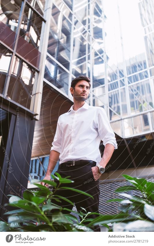 Eleganter junger Geschäftsmann auf der Straße Mann Business Mode gutaussehend Jugendliche Blick Model Mensch Hintergrundbild Anzug modern Exekutive selbstbewußt