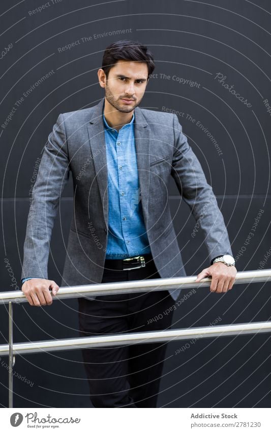 Eleganter junger Geschäftsmann auf der Straße Mann Business Mode gutaussehend Jugendliche Blick Model Mensch Hintergrundbild Anzug modern Exekutive selbstbewußt