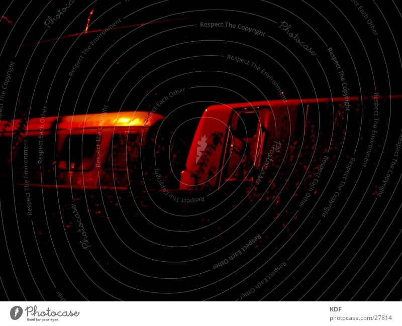 zug Eisenbahn Nacht Bremen dunkel unheimlich Sträucher rot gelb Langzeitbelichtung geheimnisvoll Langzeitbelichtung DB KDF Schatten Lock Yard Tür Unschärfe