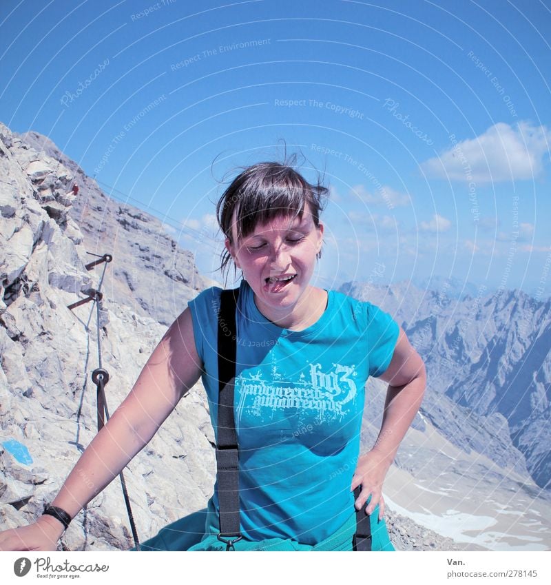 Gipfelstürmer Ferien & Urlaub & Reisen Berge u. Gebirge wandern Mensch feminin Junge Frau Jugendliche 1 18-30 Jahre Erwachsene Natur Landschaft Himmel Sommer