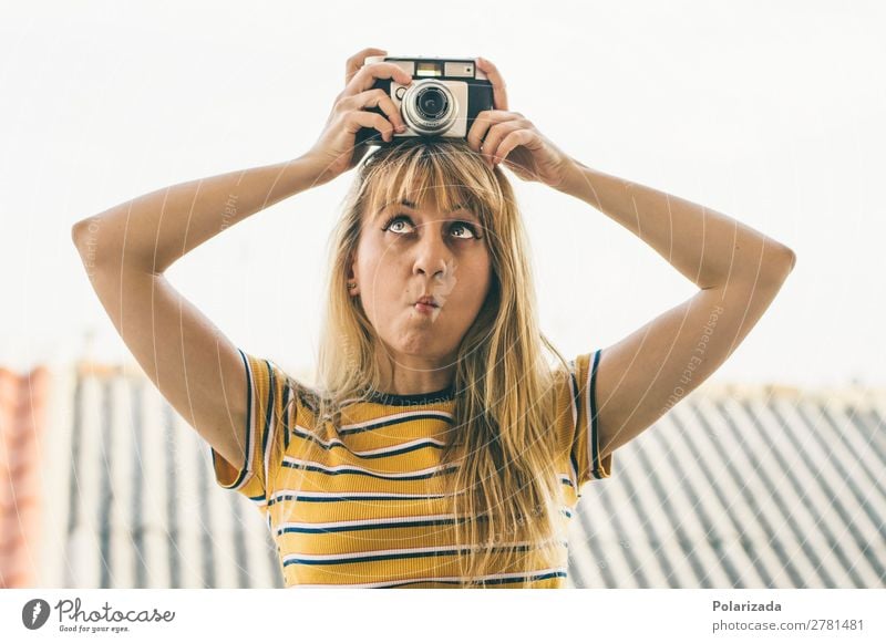 Chica mit Cámara haciendo muecas Freude Freizeit & Hobby Handarbeit fotografía Fotokamera feminin Junge Frau Jugendliche Erwachsene 1 Mensch 18-30 Jahre