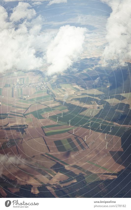 windmaschinen Technik & Technologie Erneuerbare Energie Windkraftanlage Umwelt Natur Landschaft Wolken Sonnenlicht Schönes Wetter Wiese Feld Luftverkehr