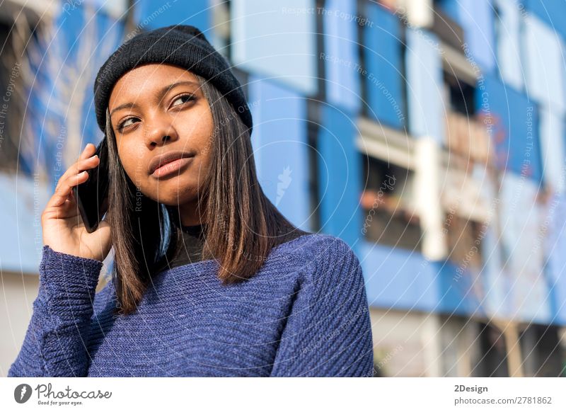 Porträt einer fröhlichen jungen Afrikanerin, die im Freien steht. Stil Freude schön sprechen Telefon PDA Technik & Technologie Mensch feminin Junge Frau