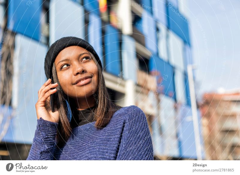 Porträt einer fröhlichen jungen Afrikanerin, die im Freien steht. Stil Freude schön sprechen Telefon PDA Technik & Technologie Mensch feminin Junge Frau